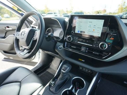 Used 2024 Toyota Highlander LE image 36