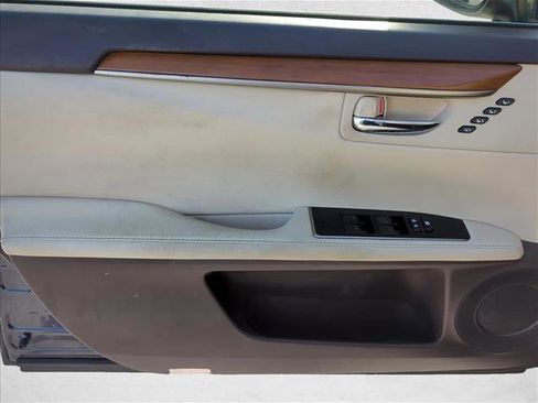 Used 2016 Lexus ES 300h w/ Luxury Package w/Wood Trim image 10