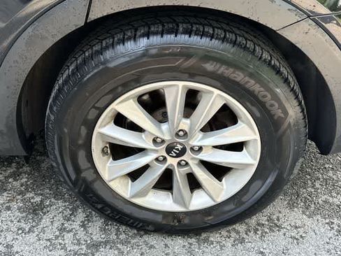 Used 2019 Kia Sorento AWD image 5