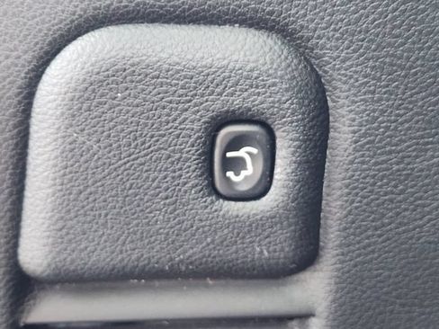 Used 2019 Jeep Grand Cherokee Laredo w/ Laredo X Package RWD image 16