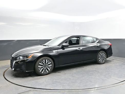 Used 2025 Nissan Altima 2.5 SV FWD image 7