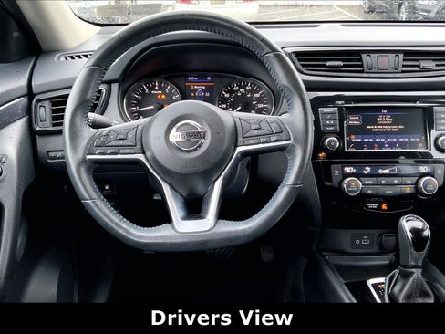 Used 2018 Nissan Rogue SV image 4