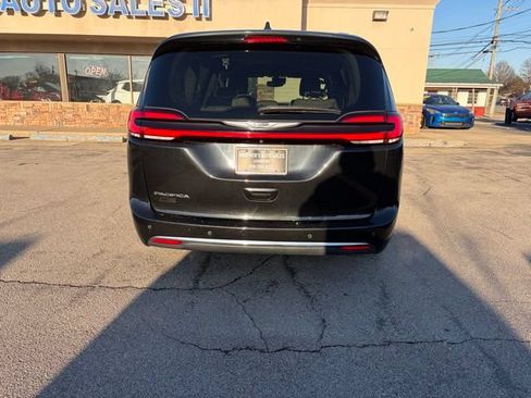 Used 2021 Chrysler Pacifica Touring-L FWD image 5