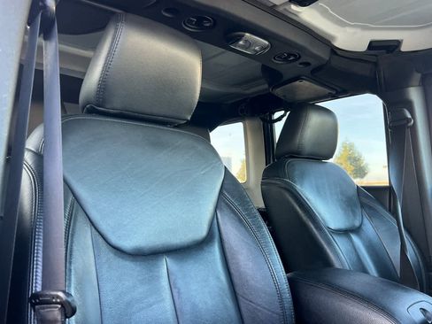 Used 2017 Jeep Wrangler Unlimited Sahara image 18