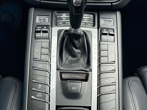Used 2021 Porsche Macan AWD/4WD image 17