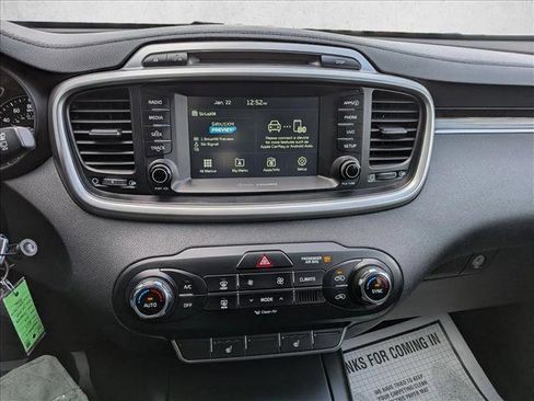 Used 2017 Kia Sorento LX w/ LX Convenience Package image 12