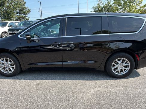 Used 2025 Chrysler Pacifica Select FWD image 11