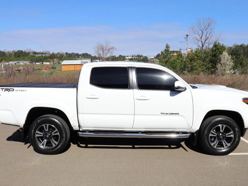 Used 2018 Toyota Tacoma TRD Sport image 19