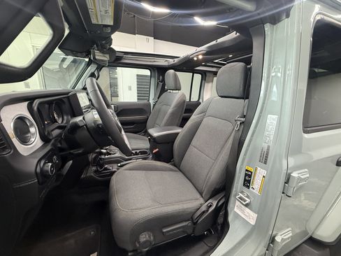 Used 2024 Jeep Wrangler Unlimited Sahara w/ Technology Group AWD/4WD image 10