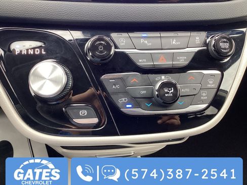 Used 2023 Chrysler Pacifica Touring-L image 25