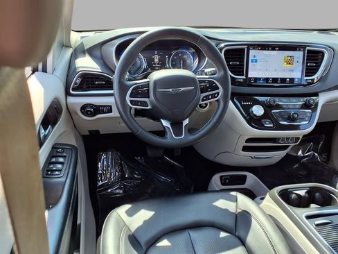 Used 2024 Chrysler Pacifica Touring-L FWD image 6