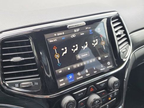 Used 2020 Jeep Grand Cherokee Limited w/ Luxury Group II image 31