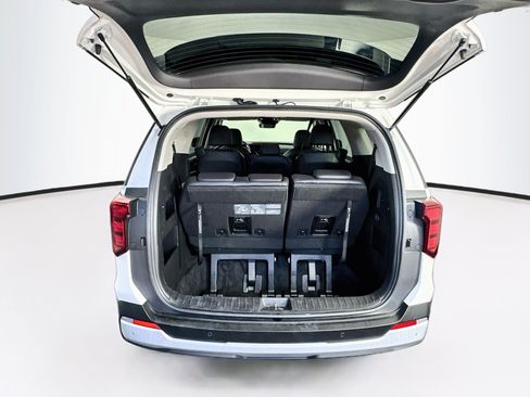 Used 2025 Kia Carnival FWD image 31