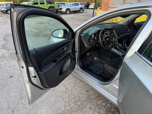 Used 2015 Chevrolet Cruze LT image 9