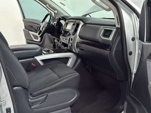 Used 2018 Nissan Titan SV w/ SV Convenience Package image 18