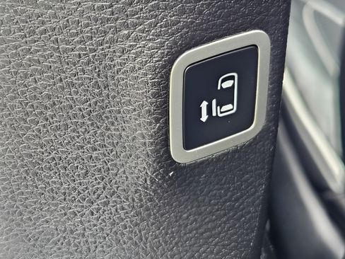Used 2025 Chrysler Pacifica Limited FWD image 30