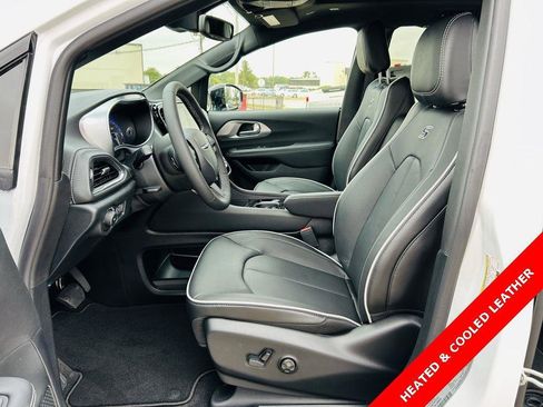 New 2026 Chrysler Pacifica Limited w/ S Appearance Package image 3