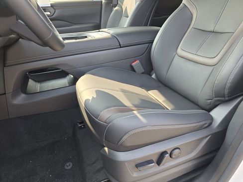 New 2025 Nissan Armada SL w/ Captain's Chari Seat Package image 15