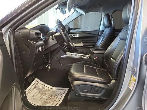 Used 2023 Ford Explorer XLT w/ Equipment Group 202A RWD image 8