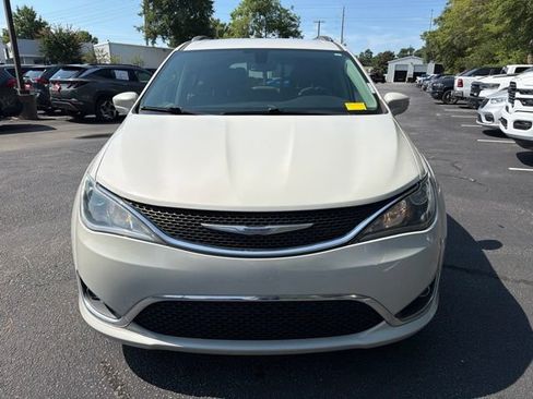 Used 2020 Chrysler Pacifica Touring-L Plus FWD image 9