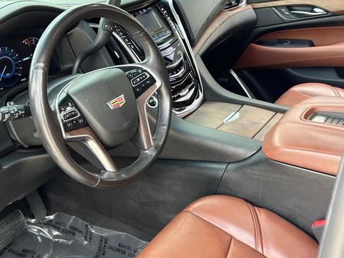 Used 2018 Cadillac Escalade ESV Luxury AWD/4WD image 17