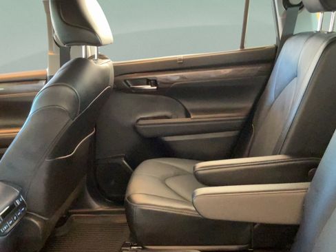 Used 2022 Toyota Highlander Platinum FWD image 28