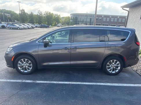 Used 2023 Chrysler Pacifica Touring-L AWD/4WD image 6