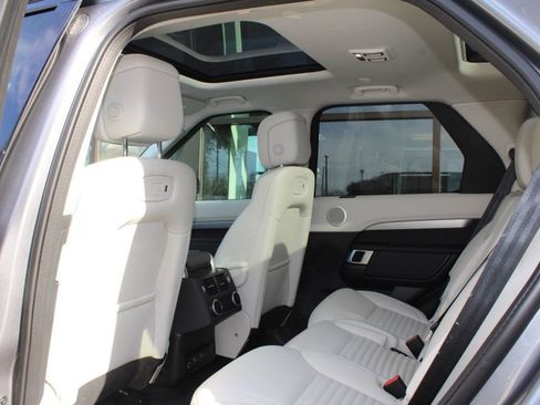 Certified 2025 Land Rover Discovery Dynamic SE image 33