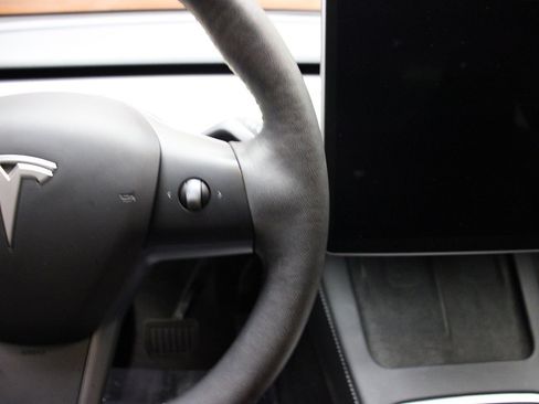 Used 2023 Tesla Model Y Long Range image 31