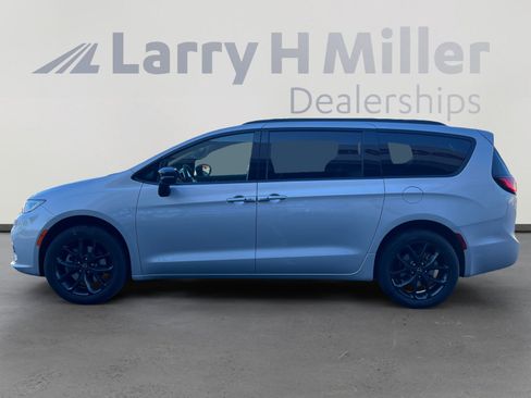 New 2026 Chrysler Pacifica Limited image 2