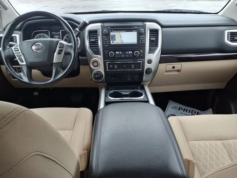 Used 2018 Nissan Titan SV w/ SV Convenience Package image 11