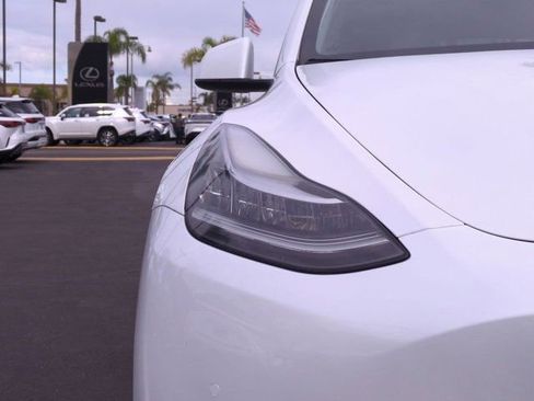 Used 2022 Tesla Model Y Long Range image 11