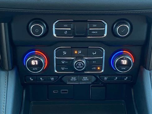 Used 2022 Chevrolet Suburban High Country image 13