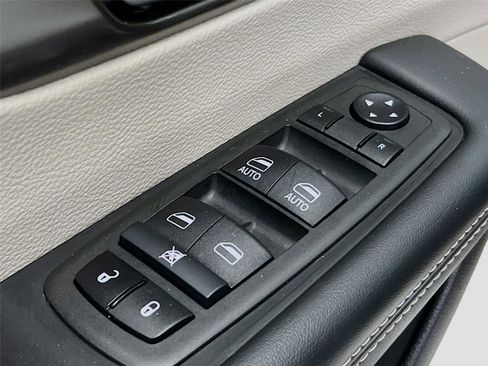 Used 2024 Chrysler Pacifica Touring-L image 19