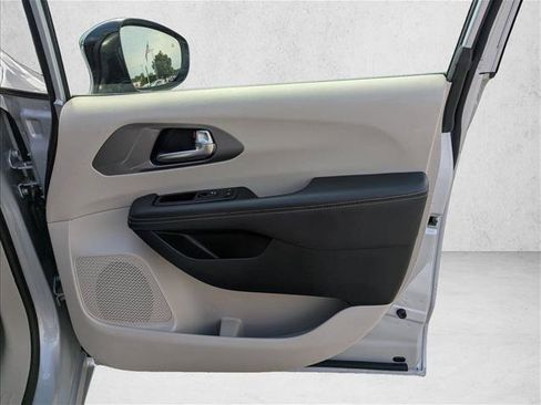 Used 2024 Chrysler Pacifica Touring-L FWD image 24
