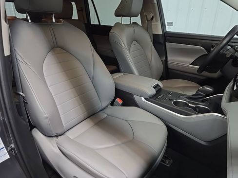 Used 2022 Toyota Highlander XLE image 15
