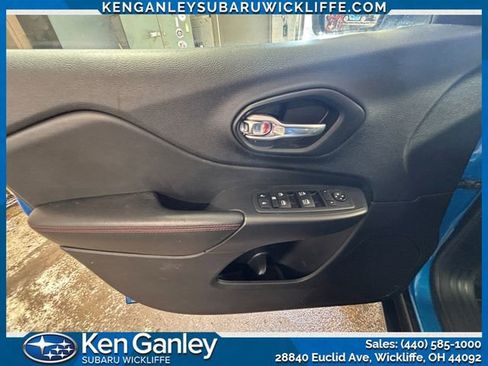 Used 2021 Jeep Cherokee Trailhawk AWD/4WD image 10