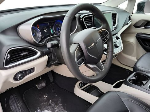 Used 2024 Chrysler Pacifica Touring-L FWD image 23