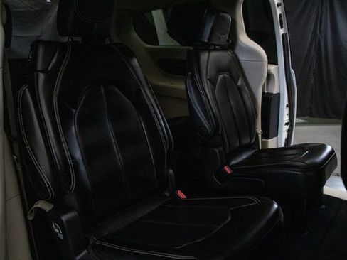 Used 2024 Chrysler Pacifica Touring-L FWD image 19