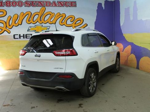 Used 2017 Jeep Cherokee Limited w/ Luxury Group AWD/4WD image 8