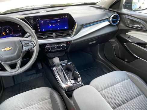 Used 2025 Chevrolet Trax LT FWD image 27