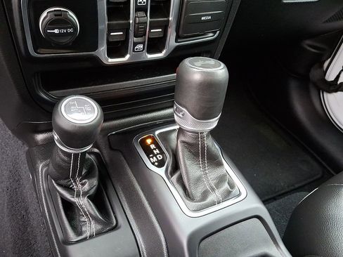 Used 2023 Jeep Wrangler Unlimited Sahara AWD/4WD image 16