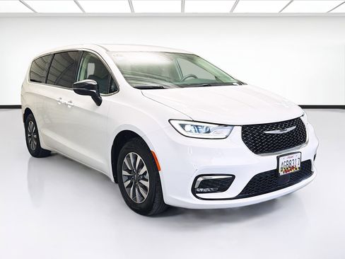 Used 2024 Chrysler Pacifica Select image 3