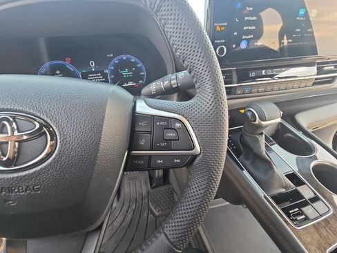 Used 2025 Toyota Sienna Limited image 19