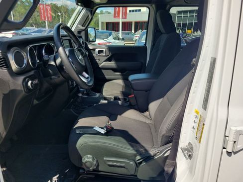 Used 2018 Jeep Wrangler Unlimited Sahara AWD/4WD image 16