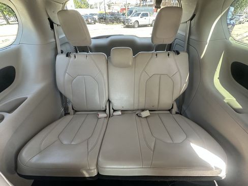 Used 2021 Chrysler Pacifica Touring-L FWD image 36