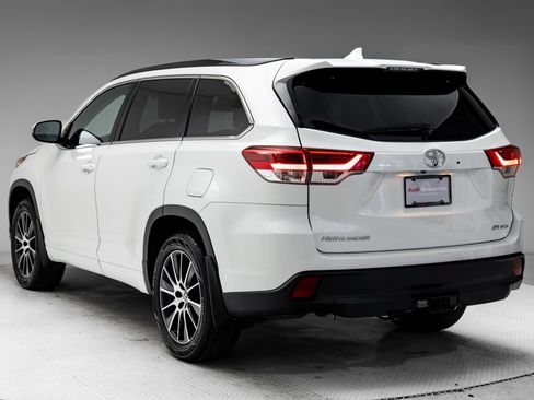 Used 2018 Toyota Highlander SE AWD/4WD image 3