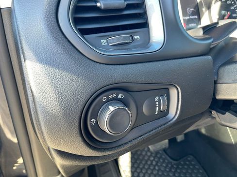 Used 2023 Jeep Renegade Latitude image 27