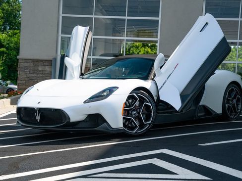 Used 2022 Maserati MC20 Coupe RWD image 2