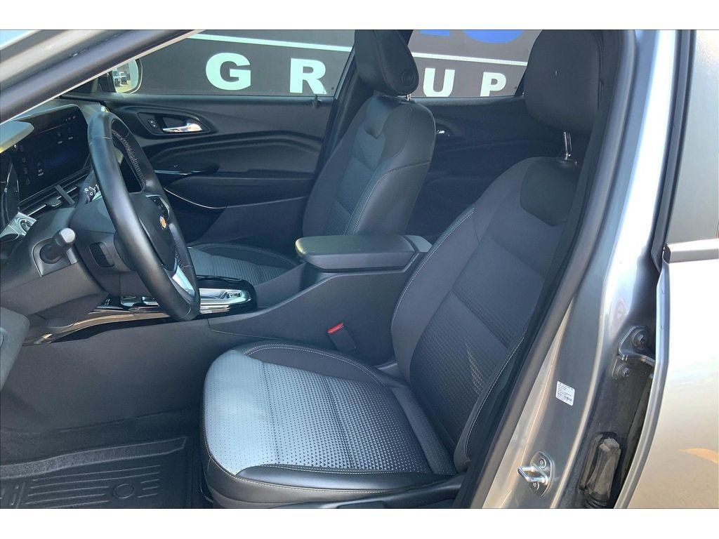 Used 2024 Chevrolet Trax LT w/ Sunroof Package FWD image 27